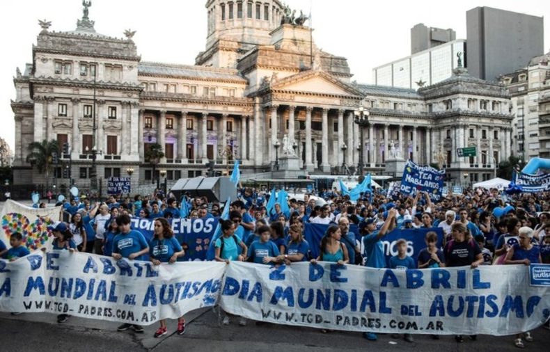 Bajo el lema Hablemos de autismo Bajo el lema Hablemos de autismo
