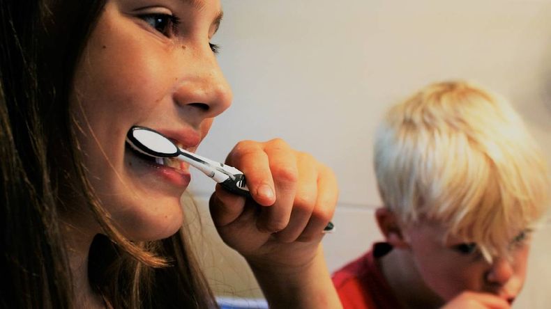 El hábito diario que debés evitar para mejorar el esmalte de los dientes según expertos de odontología.
