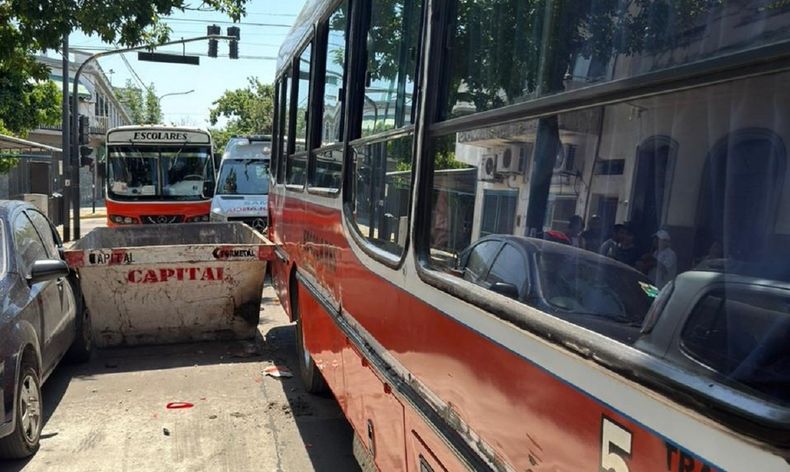 Un colectivo escolar chocó contra un contenedor en Parque Chacabuco.