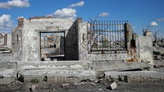 Las ruinas de Villa Epecuén ofrecen una experiencia turística especial, donde los visitantes pueden recorrer las calles y edificios que quedaron congelados en el tiempo. Las ruinas de Villa Epecuén ofrecen una experiencia turística especial, donde los visitantes pueden recorrer las calles y edificios que quedaron congelados en el tiempo.