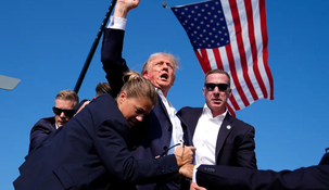 Donald Trump con el puño en alto y su oreja ensangrentada en 2024, una imagen que recorrió el mundo.