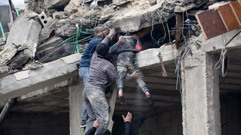 Terremoto en Turquía: rescataron a tres personas que pasaron 286 horas bajo los escombros