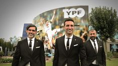 Lionel Scaloni, junto a Roberto Ayala y Walter Samuel, trajeados para el sorteo. Lionel Scaloni, junto a Roberto Ayala y Walter Samuel, trajeados para el sorteo.
