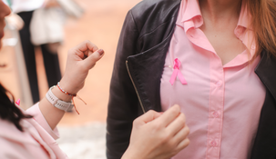 El lazo rosa se convirtió en un símbolo para la prevención de la enfermedad. El lazo rosa se convirtió en un símbolo para la prevención de la enfermedad.