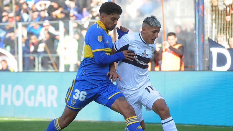 El volante Cristian Medina convirtió un gol en La Plata.