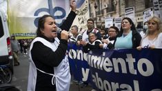 Los médicos residentes de los hospitales porteños paran por tiempo indeterminado en reclamo de mejoras salariales. Los médicos residentes de los hospitales porteños paran por tiempo indeterminado en reclamo de mejoras salariales.