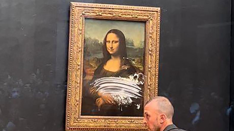 La Mona Lisa fue atacada con un tortazo.