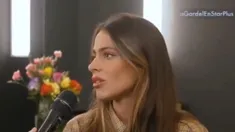 Tini tendría a alguien detrás de cámara que le controla las respuestas. Tini tendría a alguien detrás de cámara que le controla las respuestas.