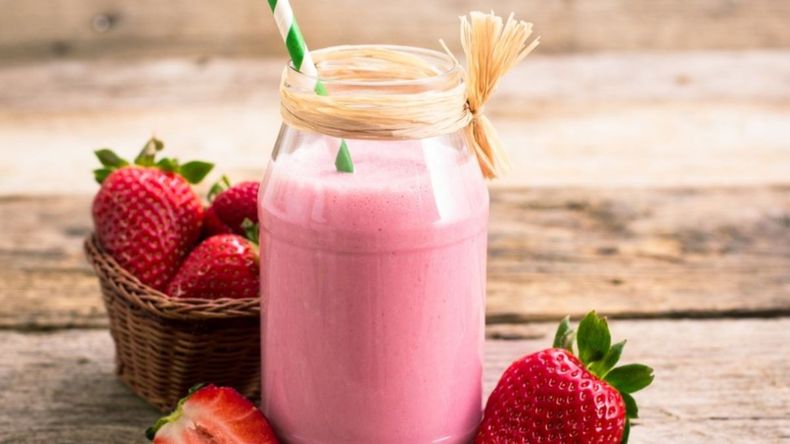 Aunque las frutillas no proporcionan proteínas completas como las que se encuentran en la carne, el pollo o los huevos, pueden integrarse en un batido más complejo que sí incluya proteínas completas. 