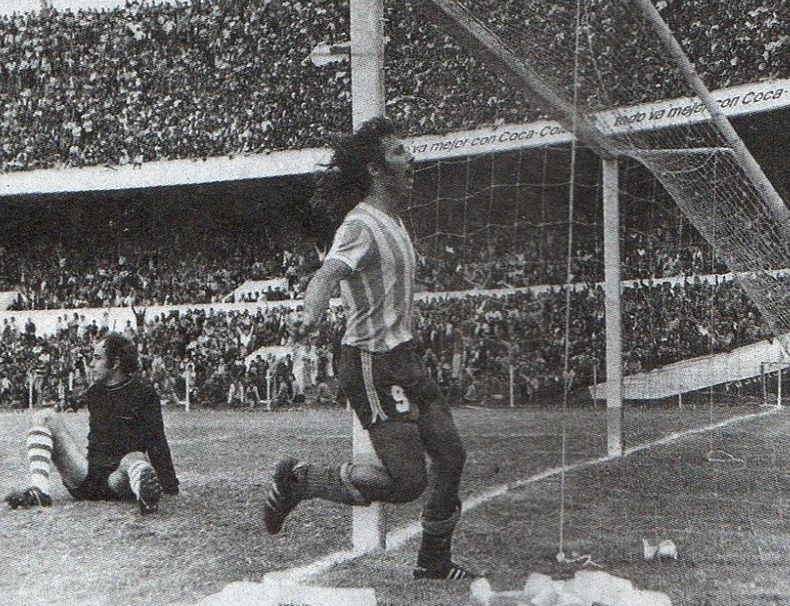 Nito festeja uno de sus tres goles a River en el Cilindro de Avellaneda.