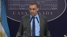 Manuel Adorni en conferencia de prensa. Manuel Adorni en conferencia de prensa.