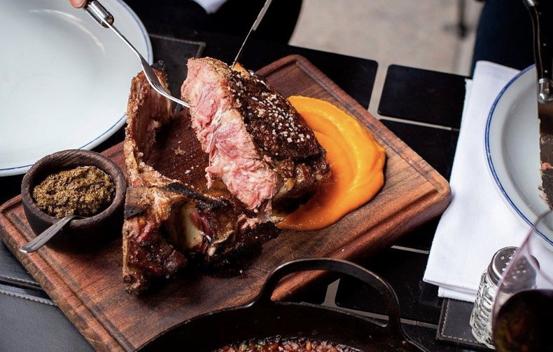 El restaurante de Buenos Aires para deleitarse con un costillar con chimichurri casero