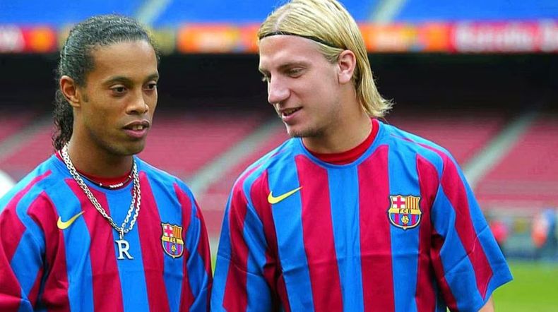 Maxi López junto a Ronaldihno en el Barcelona, temporada 2005/2006.
