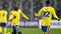 Advíncula festeja el golazo que convirtió en Chile.