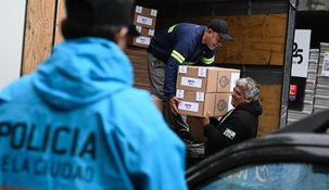 La Policía porteña custodió el traslado de las urnas hacia los lugares de votación.