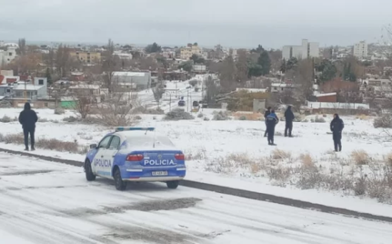 El cuerpo fue encontrado por dos vecinos en un descampado.