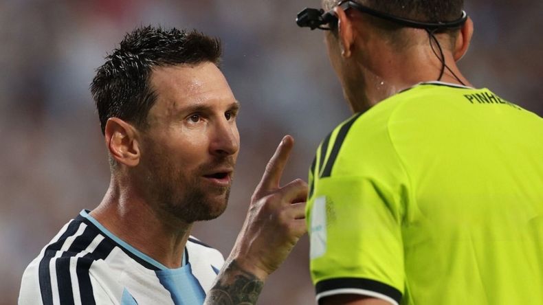 El cruce de Messi con el árbitro .
