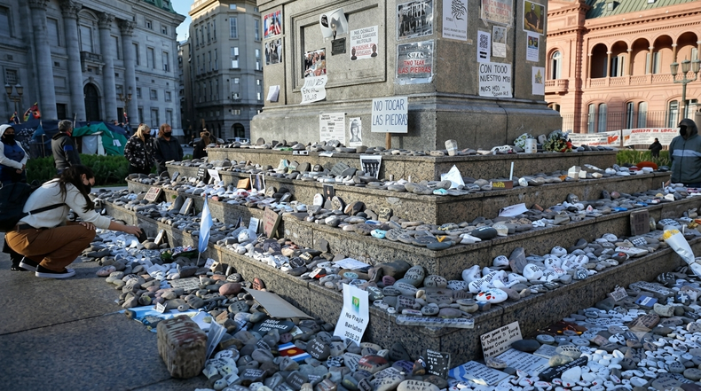 El Gobierno había retirado las piedras por los festejos del mundial.