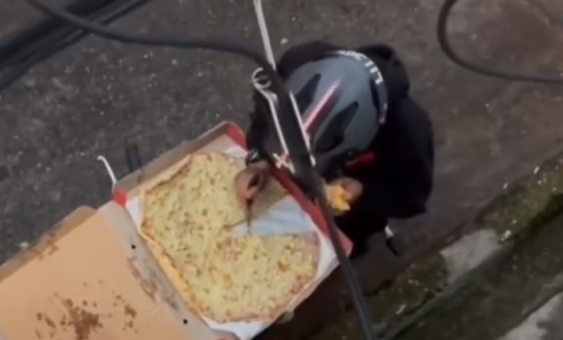 Un repartidor comió la porción de una pizza y la acomodó para que no se note.