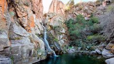 El sol convierte el fondo rocoso en un destello dorado que le dio nombre al lugar. El sol convierte el fondo rocoso en un destello dorado que le dio nombre al lugar.