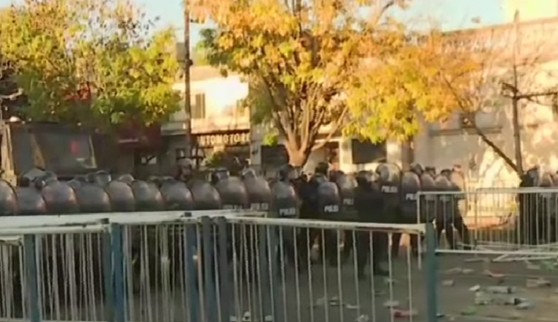La Policía reprimió con balas de goma a hinchas de River antes del partido vs Boca.