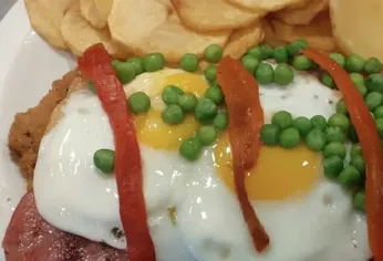 Desde milanesas hasta bondiolas y pastas. El menú cubre todos los gustos.