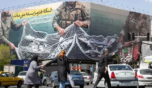 El mensaje El estrecho de Ormuz permanecerá cerrado en una valla publicitaria en Teherán, con soldados iraníes atrapando en una red a aviones y barcos militares estadounidenses. El mensaje El estrecho de Ormuz permanecerá cerrado en una valla publicitaria en Teherán, con soldados iraníes atrapando en una red a aviones y barcos militares estadounidenses.