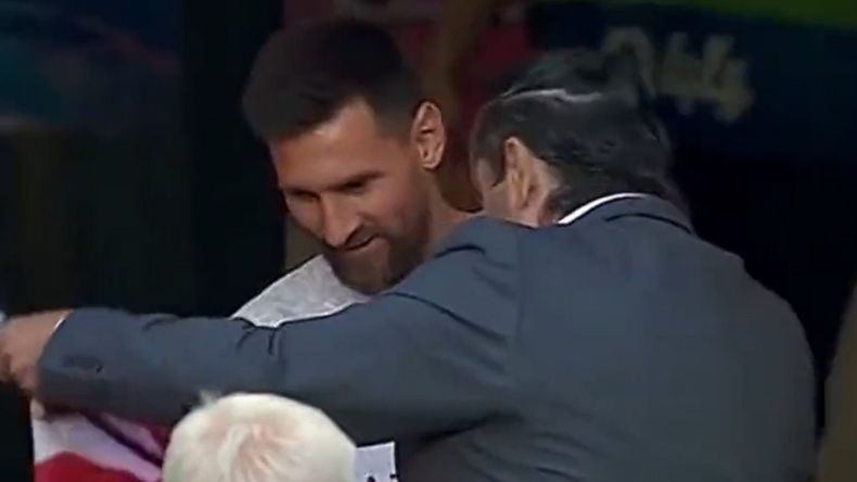 Paulo Futré se rindió a los pies de Lionel Messi y no se contuvo para pedirle un autógrafo