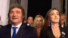 De negro y con la escarapela en el pecho, Victoria Villarruel recibió al presidente Javier Milei en el Palaci Legislativo. De negro y con la escarapela en el pecho, Victoria Villarruel recibió al presidente Javier Milei en el Palaci Legislativo.