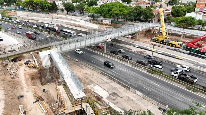 La autopista permanecerá cerrada durante el fin de semana.&nbsp;