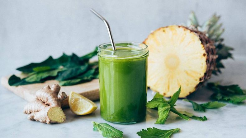 El jugo se prepara con apenas seis ingredientes y se recomienda consumirlo recién hecho para obtener sus beneficios óptimos.  