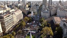Masiva moviización en Plaza de Mayo por la educación pública.