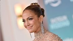 La cantante Jennifer Lopez transformada en un personaje de cómic según la Inteligencia Artificial. La cantante Jennifer Lopez transformada en un personaje de cómic según la Inteligencia Artificial.
