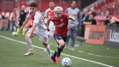 Santiago López, del Rojo, se escapa de Fernando Meza. Santiago López, del Rojo, se escapa de Fernando Meza.