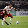Lautaro Rivero, de flojo papel en River, lucha por el balón con el paraguayo Isidro Pitta. Lautaro Rivero, de flojo papel en River, lucha por el balón con el paraguayo Isidro Pitta.