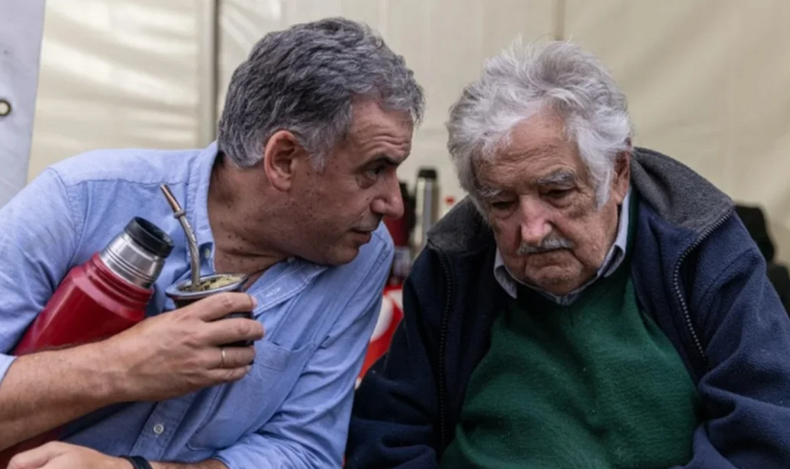 Yamandú Orsi junto a Pepe Mujica.