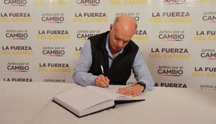 Grindetti firmó su precandidatura a gobernador por la PBA. Grindetti firmó su precandidatura a gobernador por la PBA.