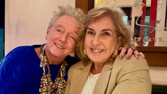 El director y la conductora celebraron el reencuentro después de años de distanciamiento. El director y la conductora celebraron el reencuentro después de años de distanciamiento.