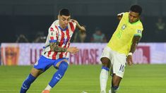 Miguel Almirón, de Paraguay, pelea el balón con Rodrygo, una de las figuras de Brasil. Miguel Almirón, de Paraguay, pelea el balón con Rodrygo, una de las figuras de Brasil.