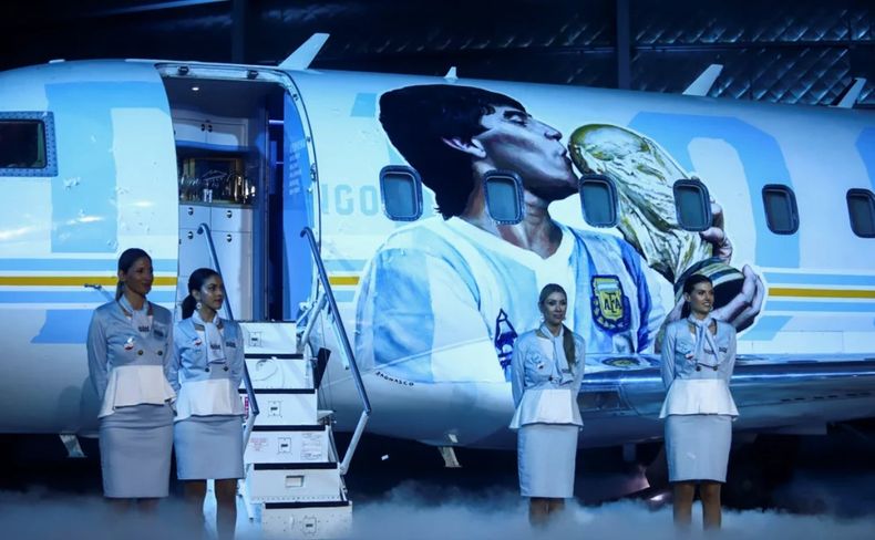 Maradona le da la bienvenida a todos los asistentes desde una pantalla especial.