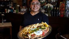 Un bodegón con milanesas gigantes para compartir. Un bodegón con milanesas gigantes para compartir.