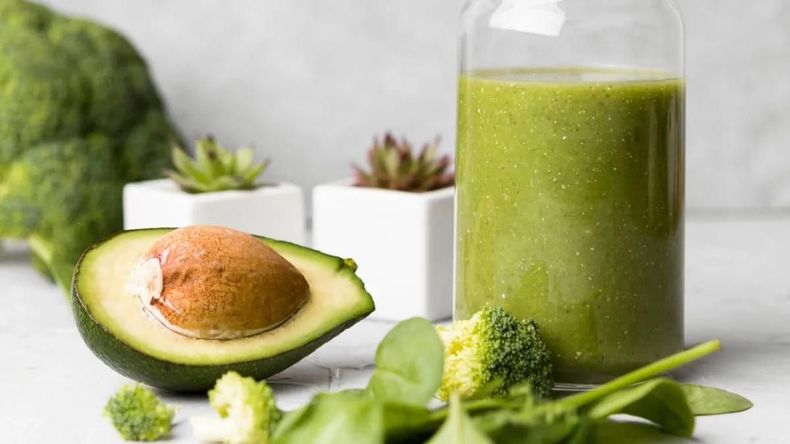 El licuado de palta y manzana se posiciona como una bebida natural y deliciosa con grandes beneficios para la salud, especialmente para combatir el colesterol alto. 