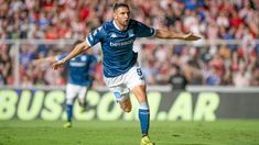 Maravilla Martínez volvió a convertir, cuándo no, para el triunfo de Racing. Maravilla Martínez volvió a convertir, cuándo no, para el triunfo de Racing.