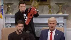 Myers, caracterizando a Musk, interrumpió en la escena con una motosierra, similar a la que popularizó Milei. Myers, caracterizando a Musk, interrumpió en la escena con una motosierra, similar a la que popularizó Milei.