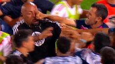 El golpe que aplicó la Roca Moreno a un miembro del cuerpo técnico de la lepra mendocina. El golpe que aplicó la Roca Moreno a un miembro del cuerpo técnico de la lepra mendocina.