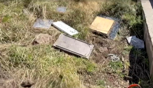 Las placas conmemorativas argentinas, arrojadas detrás de la cruz del Cementerio de Darwin en las Islas Malvinas.