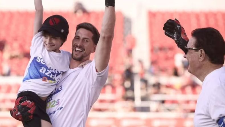 Rodrigo Rey con su hijo Benicio en el Libertadores de América