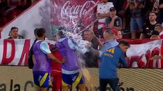 Huracán suspendió por cuatro años al hincha que atacó a Marcos Rojo Huracán suspendió por cuatro años al hincha que atacó a Marcos Rojo