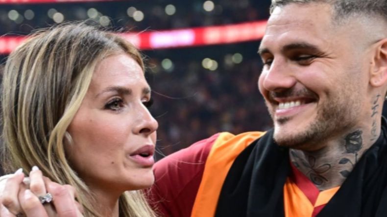El rosarino fue ovacionado y terminó festejando en el campo de juego con la actriz y sus hijos.