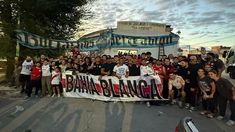 La hinchada de River y un puente solidario con Bahía Blanca. La hinchada de River y un puente solidario con Bahía Blanca.